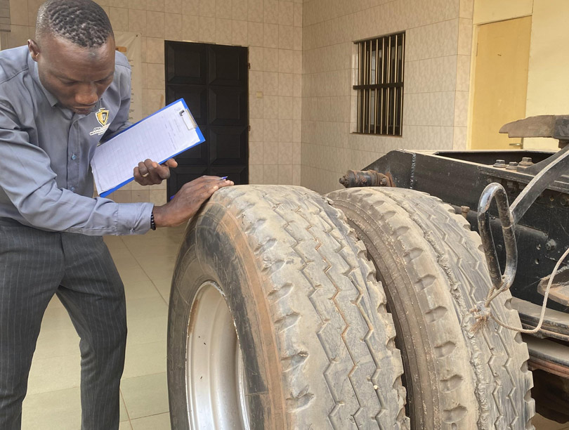 chauffeur verifie pneu